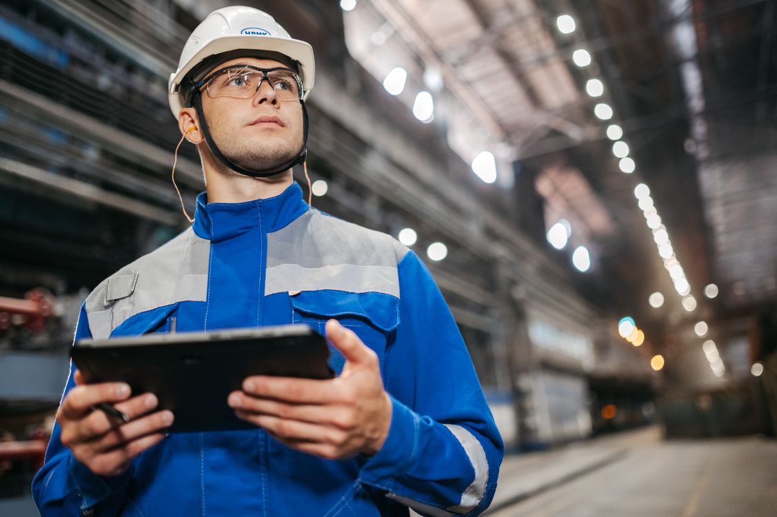 Nhân sự nhà máy sử dụng tablet để kiểm soát vận hành