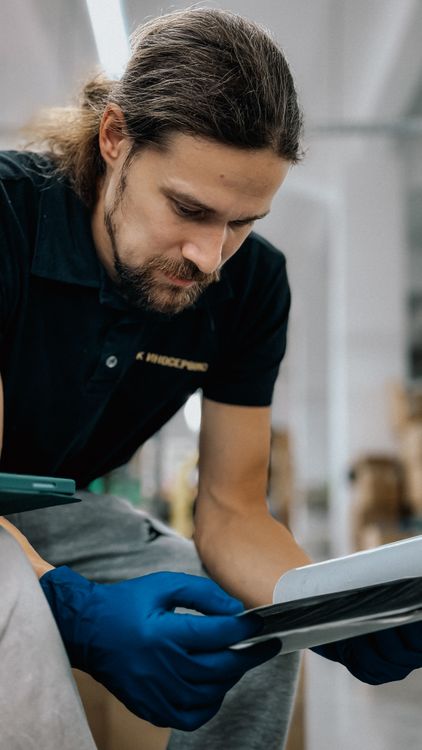 Nhân sự kho kiểm tra dữ liệu vận hành trên tablet